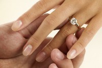 Idee regalo anniversario matrimonio: anello con diamante
